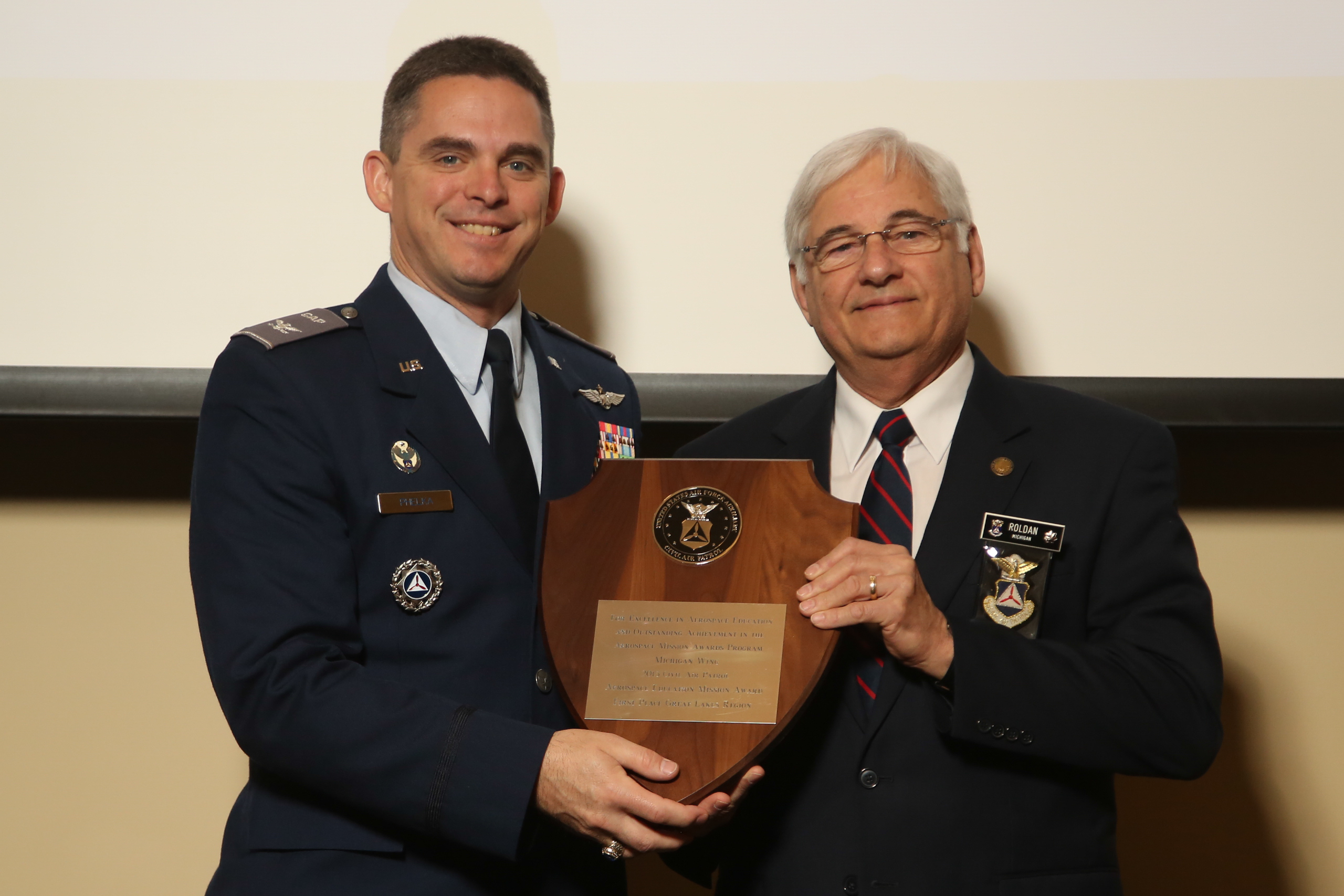 Lt. Col Frank Roldan accepts the Great Lakes AE mission award in 2017.